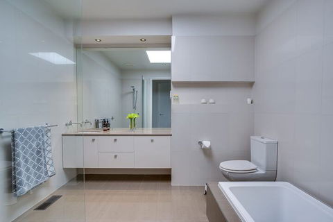 Kalina Retreat Tennis & Pool - Lismore Accommodation 7