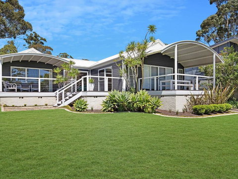 Akarana Beach House :: Jervis Bay Rentals - Lismore Accommodation 4