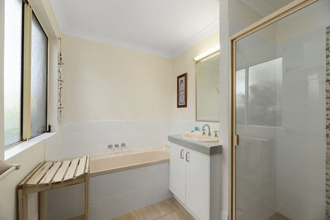 Fabulous Pet Friendly Family Home - 3 Carribean Court - Lismore Accommodation 2