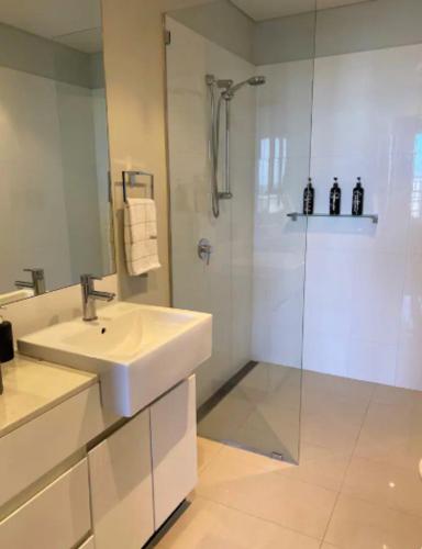 LOCATION LOCATION CITY VIEWS NETFLIX WIFI WINE - Lismore Accommodation 4