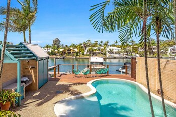 Sunshine Villa At Sanctuary Cove - Lismore Accommodation 0