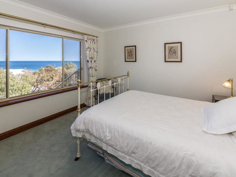 Seaclusion 8 View Court Carrickalinga - Lismore Accommodation 1