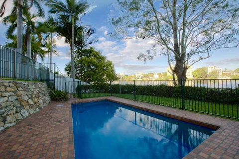 Modern Studio Apartment With Pool & Amazing Views - Lismore Accommodation 3