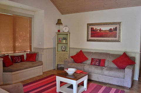 Autumn Affair Cottage 5 - Lismore Accommodation 1