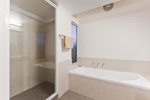 Osprey Holiday Village Unit 105 Tranquil 3 Bedroom Holiday Villa With A Pool In The Complex - Lismore Accommodation 7