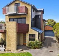 The Island Manor family seaside stay with views - Lismore Accommodation