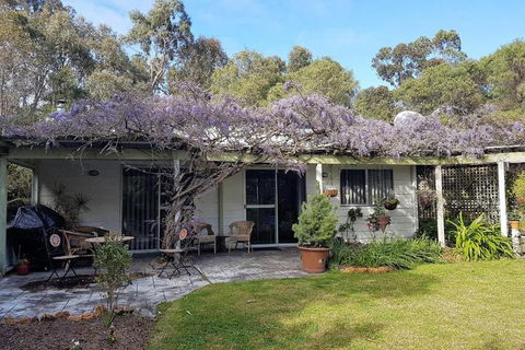 Wisteria Cottage Augusta - Lismore Accommodation 6
