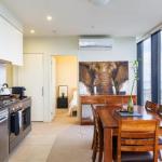 ON TOP Of THE WORLD BEST VIEWS In MELBOURNE !! - Lismore Accommodation 0