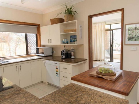 Taranaki Beach House - Lismore Accommodation 4