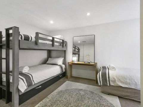 LOUTTIT BAY APARTMENT 2 Main Street With Wifi & Views - Lismore Accommodation 5