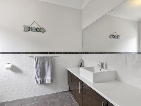 THE LOCH SURFSIDE WIFI NETFLIX PET FRIENDLY (OUTSIDE ONLY) - Lismore Accommodation 5