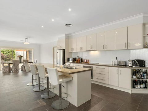 THE LOCH SURFSIDE WIFI NETFLIX PET FRIENDLY (OUTSIDE ONLY) - Lismore Accommodation 2