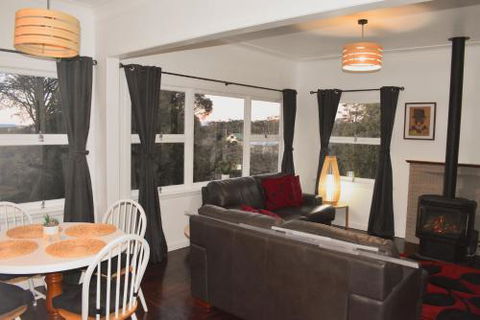 NEW Winston Cottage Leura Views & Location - Lismore Accommodation 1