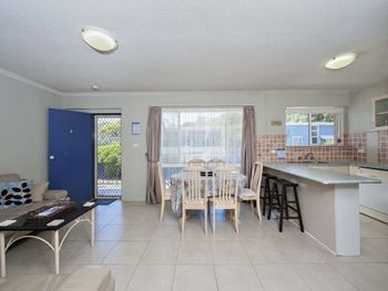 Shoal Towers Unit 2 / 11 Shoal Bay Road - Lismore Accommodation 3