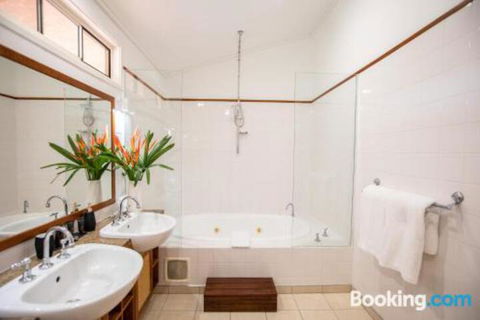 Beachfront Hideaway Port Douglas - Lismore Accommodation 5
