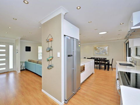 Beach House 8 Mistral Close Large House With Aircon - Lismore Accommodation 4