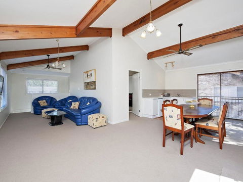 Beach House 8 Mistral Close Large House With Aircon - Lismore Accommodation 5