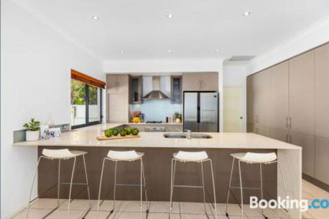 Narrabeen Beach House - Lismore Accommodation 2