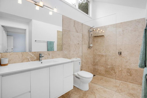 SeaSide Serenity: Tennis Court & Back Beach - Lismore Accommodation 6