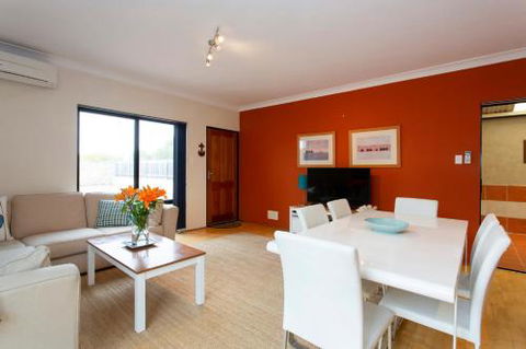 Bella Vista Townhouse With Views - Lismore Accommodation 1