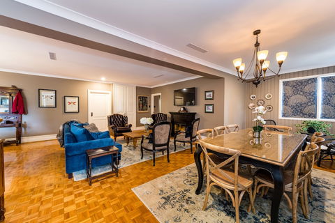 Hedge House- Luxury Space Style Location - Lismore Accommodation 3