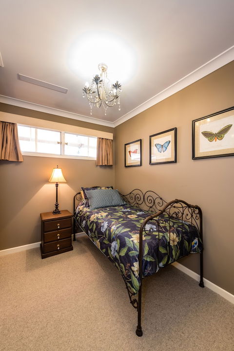 Hedge House- Luxury Space Style Location - Lismore Accommodation 4