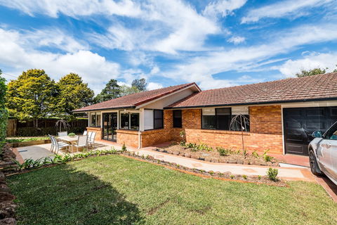 Hedge House- Luxury Space Style Location - Lismore Accommodation 0