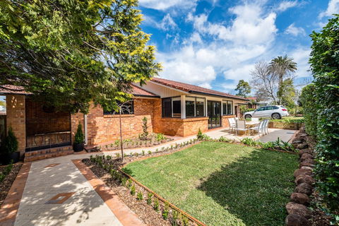 Hedge House- Luxury Space Style Location - Lismore Accommodation 1