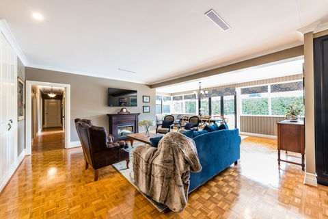 Hedge House- Luxury Space Style Location - Lismore Accommodation 5