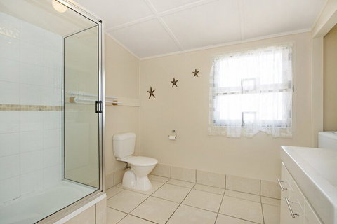 Close To Water Restaurants & Clubs Toorbul St. Bongaree - Lismore Accommodation 6