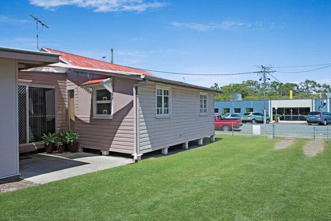Close To Water Restaurants & Clubs Toorbul St. Bongaree - Lismore Accommodation 1