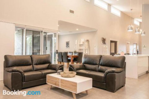 Wentworth Estate 5 Bedroom Luxury Home Sleeps 12 - Lismore Accommodation 4