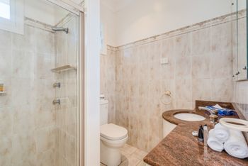 Spacious 4 Bedroom House The Hill - Lismore Accommodation 1