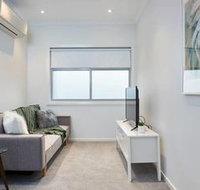 Comfortable Chadstone Flat