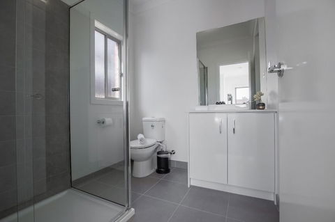 Big Family Fun@ 4 Bedrooms House In Point Cook - Lismore Accommodation 4