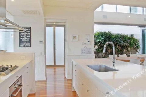 R & W Noosa Holidays 19 The Esplanade - Lismore Accommodation 4