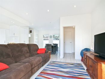 Modern Seaside Sanctuary - Lismore Accommodation 2