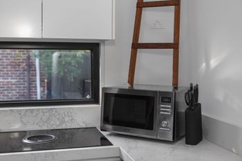 Architects Urban Retreat In Malvern - Lismore Accommodation 6