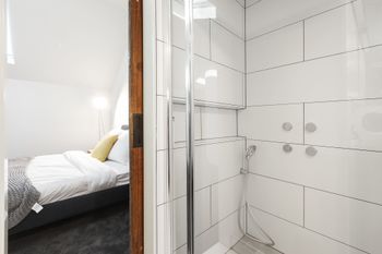 Architects Urban Retreat In Malvern - Lismore Accommodation 3