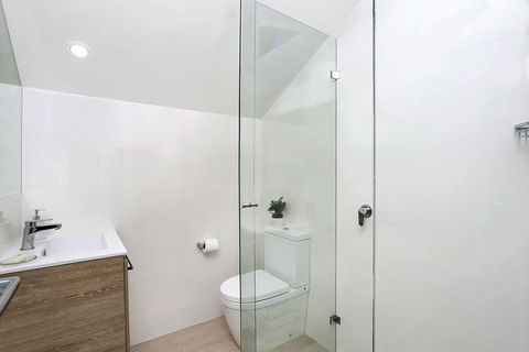 Private Garden Apartment Minutes Walk To Station NBN01 - Lismore Accommodation 3