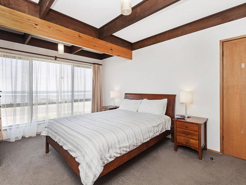 Swimmers Rest - Uninterrupted Panoramic Ocean Views - 1 Bedroom - Lismore Accommodation 5