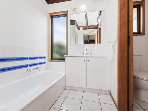 Swimmers Rest - Uninterrupted Panoramic Ocean Views - 1 Bedroom - Lismore Accommodation 3