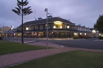Grand Tasman Hotel - Lismore Accommodation 0