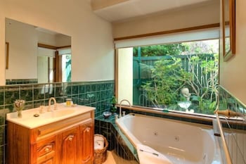 Country Pleasures B&B - Lismore Accommodation 4
