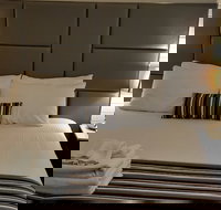 Hibiscus Lakeside Motel