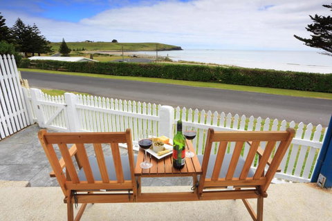 At The Beach & Not Quite At The Beach Holiday Cottages Stanley - Lismore Accommodation 6