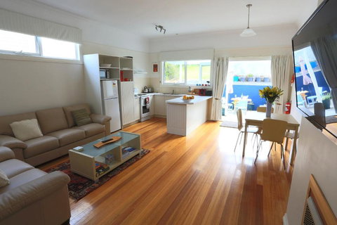 At The Beach & Not Quite At The Beach Holiday Cottages Stanley - Lismore Accommodation 5