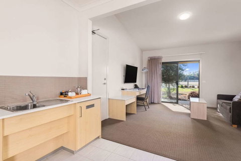 Quality Suites Point Cook Seasons 5 - Lismore Accommodation 16