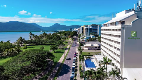Holiday Inn Cairns Harbourside - Lismore Accommodation 0