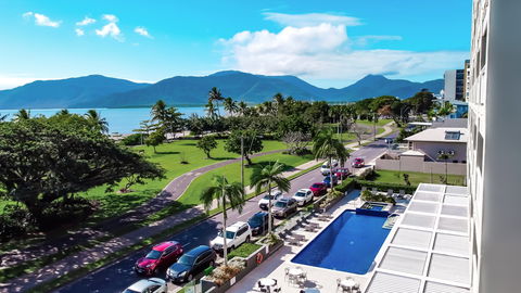 Holiday Inn Cairns Harbourside - Lismore Accommodation 1